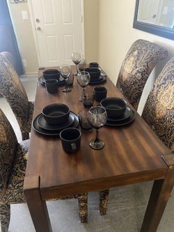 24 Piece Dinner Ware Set In Black /Dishes