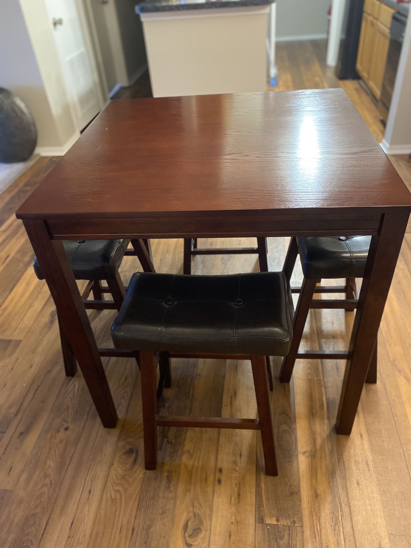 Kitchen table with Stools 