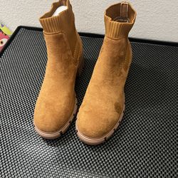 Women’s Block Heals Ankle Boots size 8W