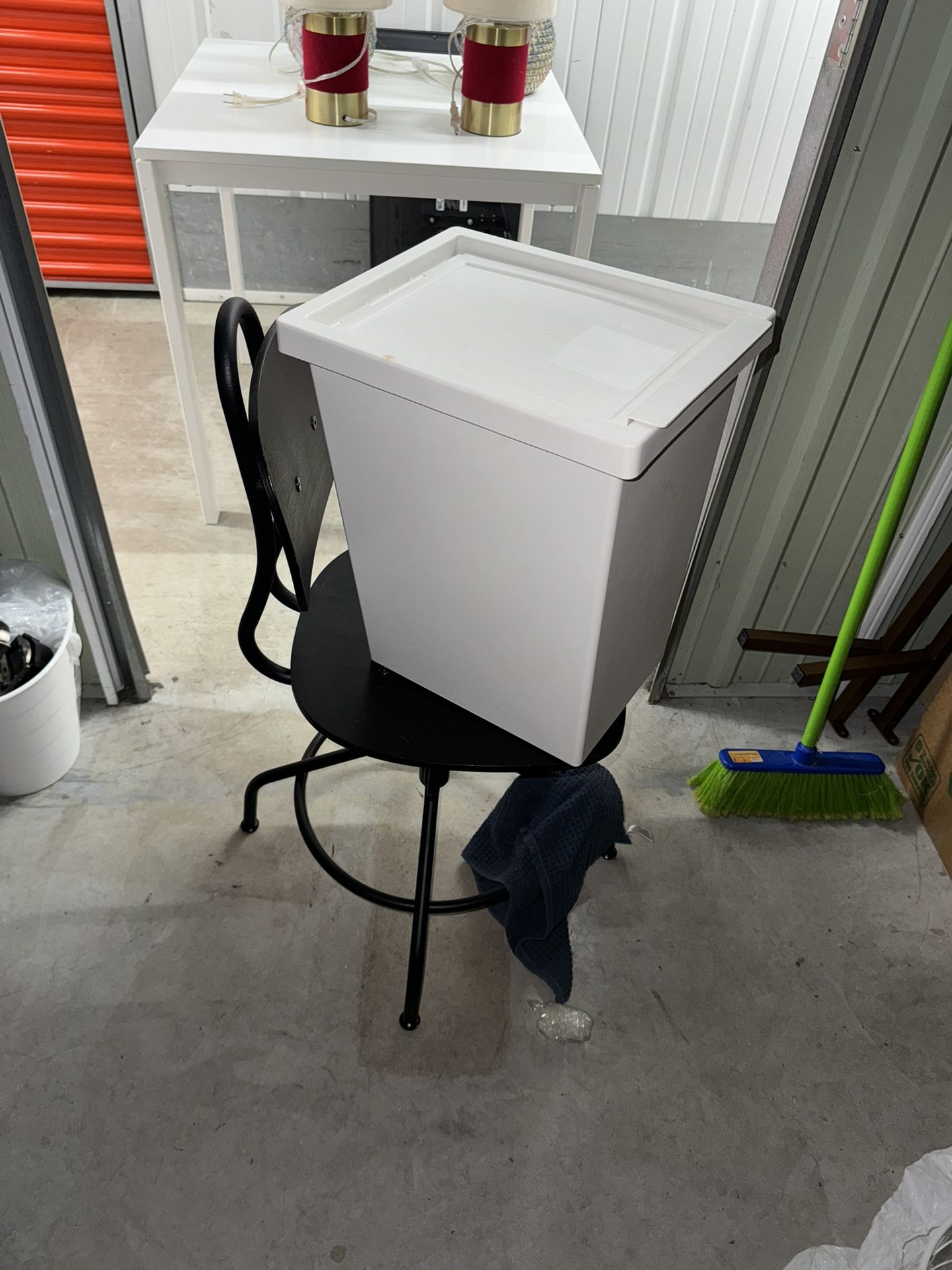 Trash can