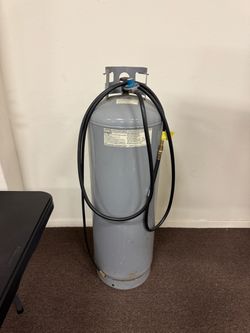 100 LB Propane Tank w/ Regulator & Long Hose