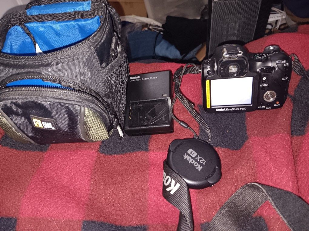 Kodak easy share P850 working has Carry in case and battery charger