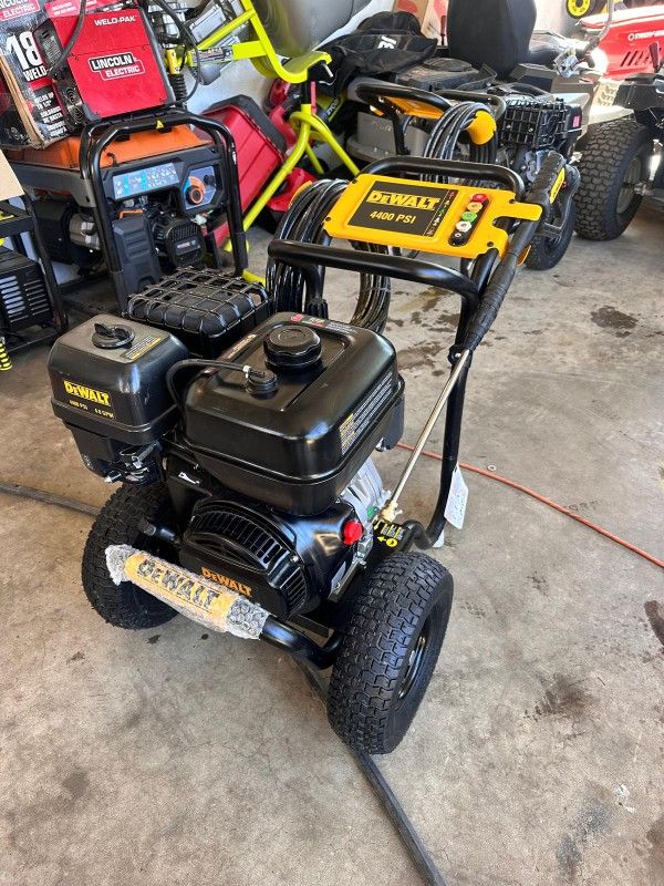 DEWALT4400 PSI 4.0 GPM Cold Water Gas Pressure Washer