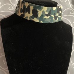Woman choker necklace