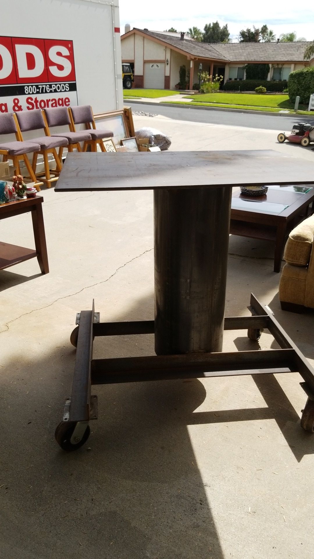 Heavy duty welding table