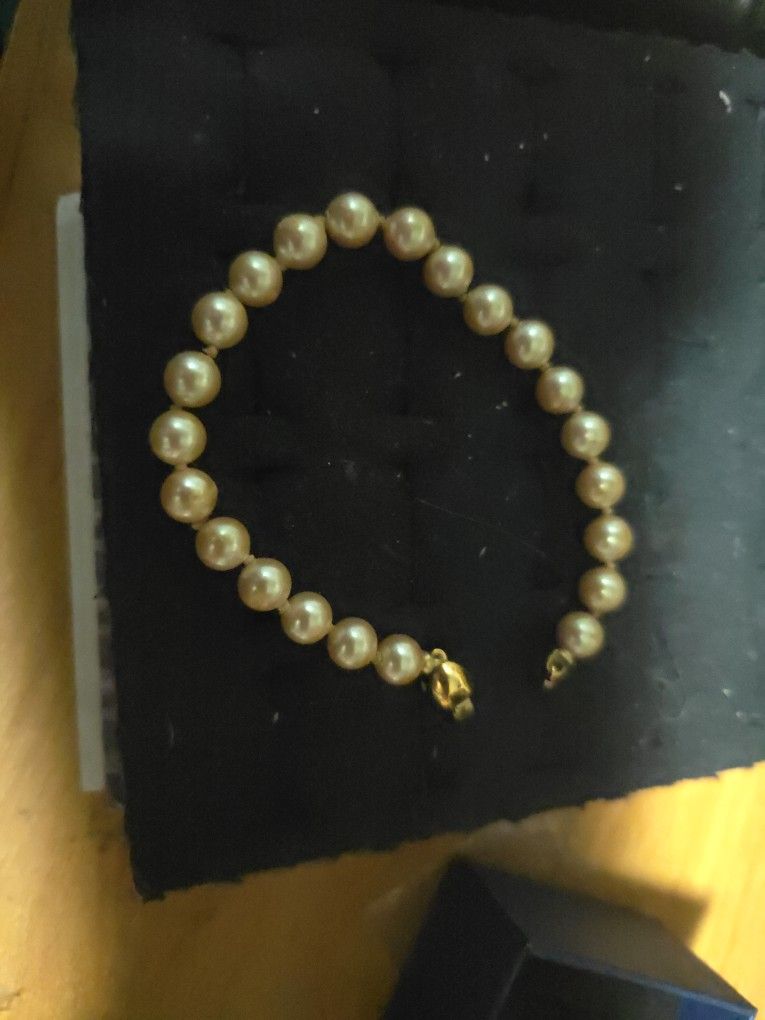 7 Inch Pearl Bracelet With Gold Clasp