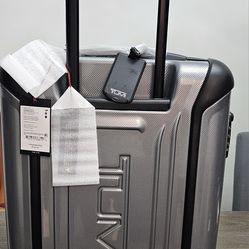Tumi Vapor 22-inch Luggage. New