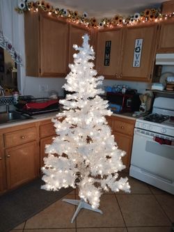6 1/2 foot pre lit while christmas tree 🎄, excellent Condition.