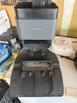 Roborock Q5+ Robot Vacuum + Auto-Empty Dock – Extras Included