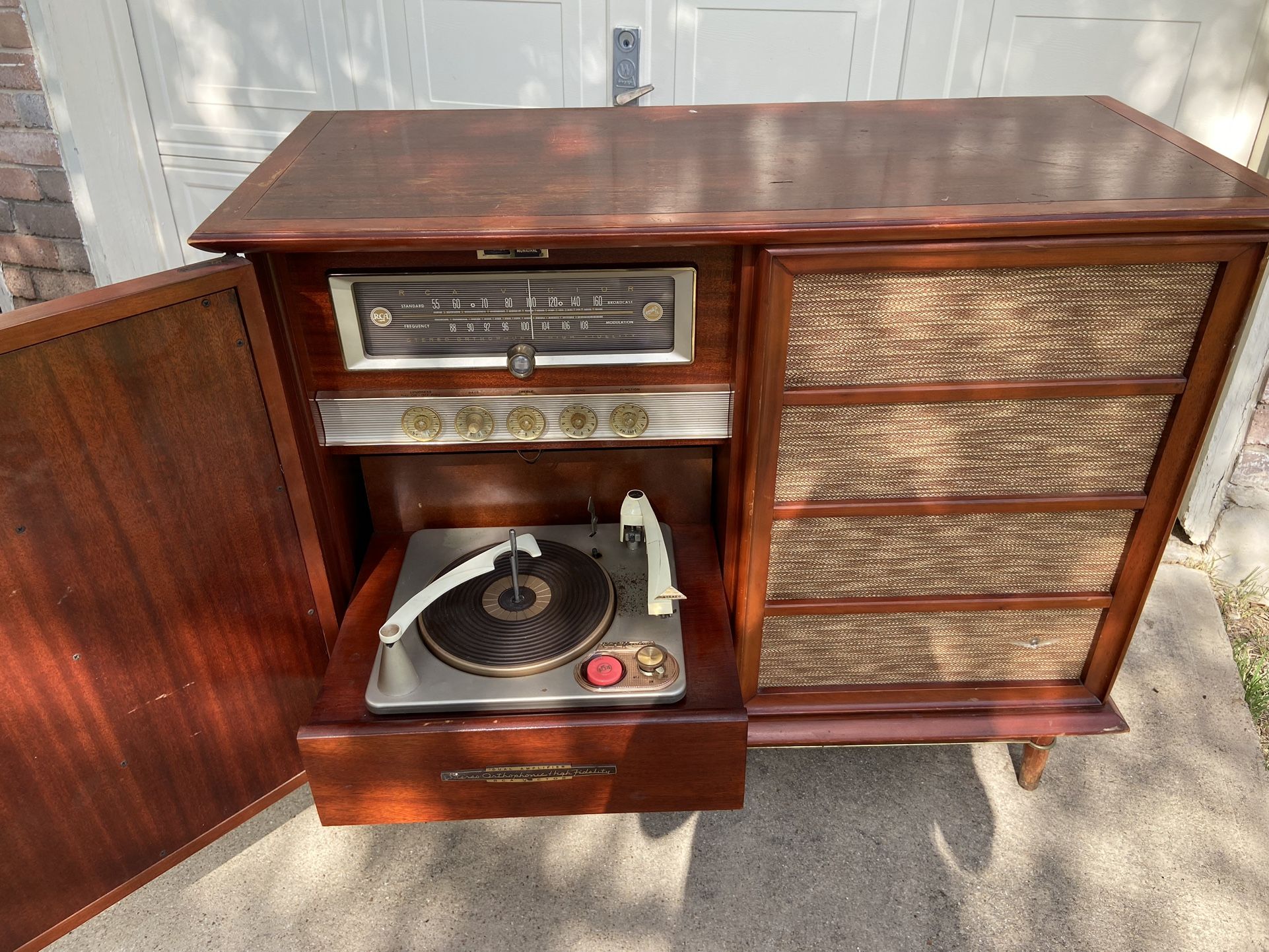 Vintage 1950's RCA Victor Dual Amp Stereo-Orthophonic High Fidelity AM/FM Record Player