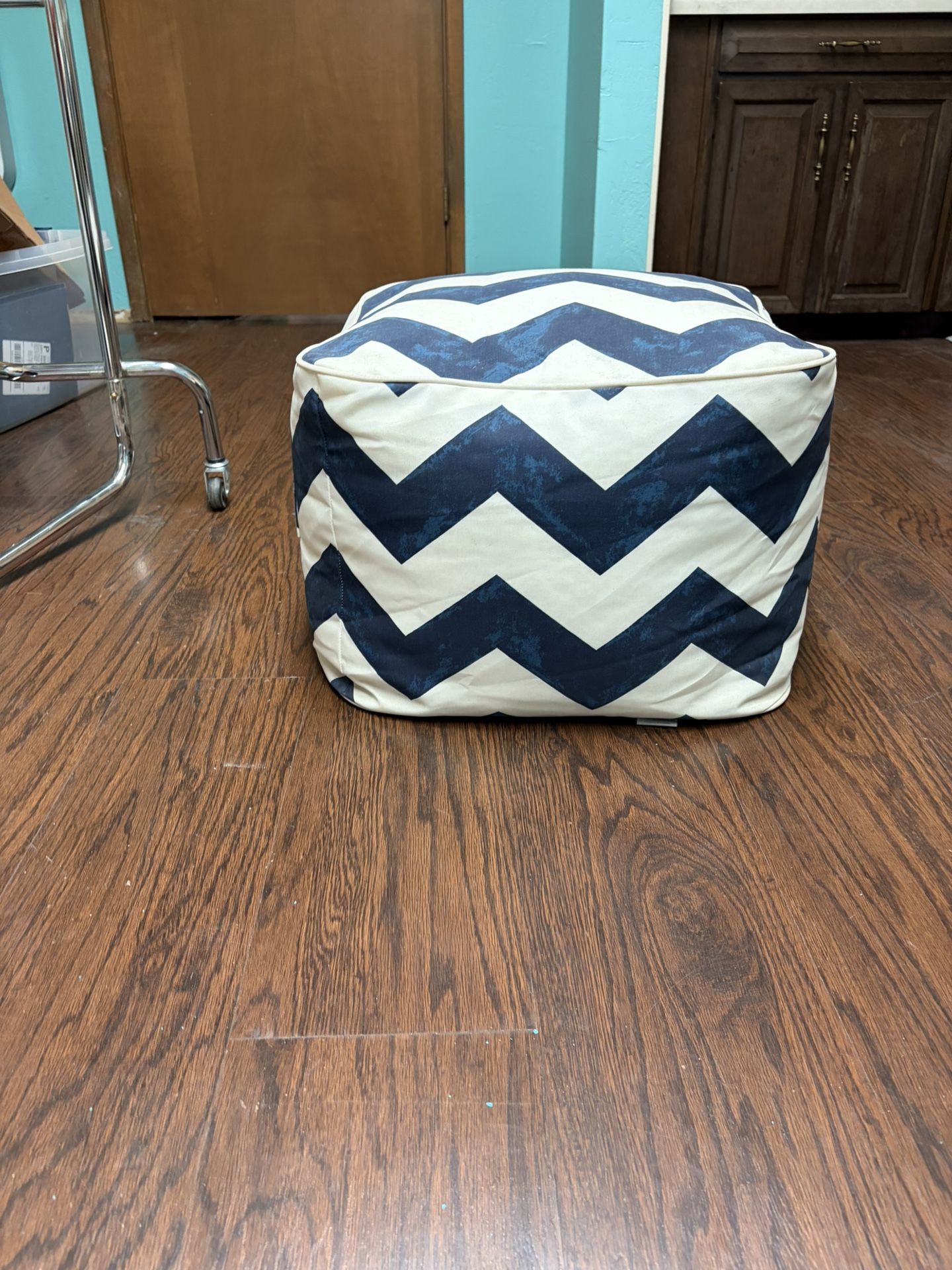 Indoor/outdoor zigzag pouf/foot stool