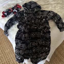 Arizona Jean Co. Gaming Robe Size 4/5 And A Pair Of Gaming Socks