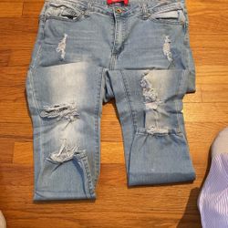 Women’s Gogo Star Distressed Jeans