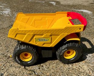 Large Tonka Mighty Dump Truck Yellow Red Handle Steel Bed