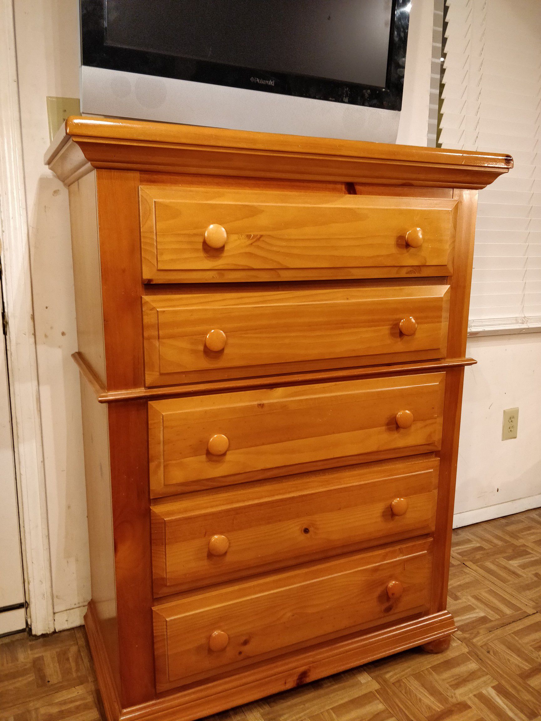 Solid wood big BASSETT chest dresser with big drawers in Very good condition, all drawers sliding smoothly, pet free smoke free. L38.4"*W19"*H50.5"