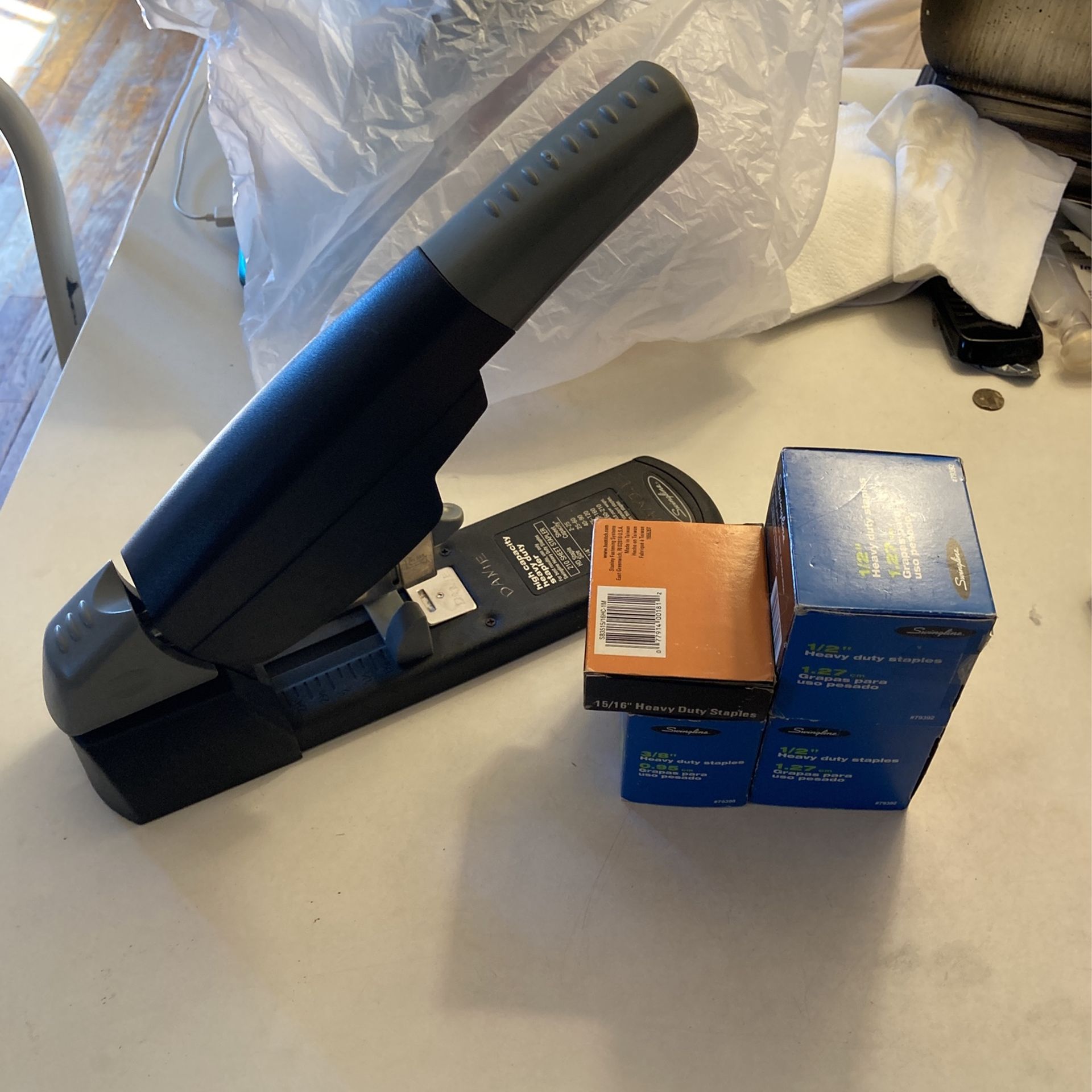 Hi capacity, heavy duty stapler