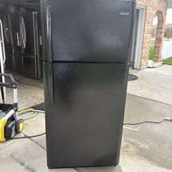 FRIGIDAIRE 30 INCHES REFRIGERATOR   TOP FREEZER TRABAJA BIEN