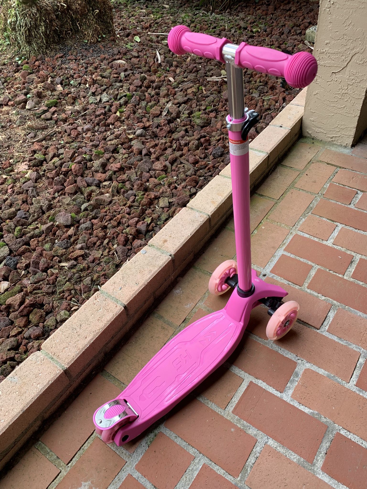 Kids Adjustable Three Wheel Scooter