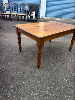 Pine Dining Table w Turned Legs