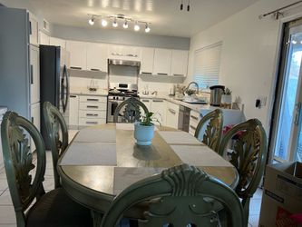 Comedor para 6 personas. pero trae una extensión para alargar más la mesa . Se compró en  Ashley mueblería . Color rústico muy Bonito y bien bonito