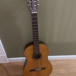 Vintage Zen-On Guitar (has crack on the back,as you see on the picture)