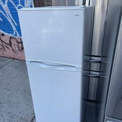 24 Top Freezer Refrigerator 