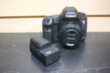 Canon EOS 5D Mark III DSLR Camera With 2 Batteries & Charger
