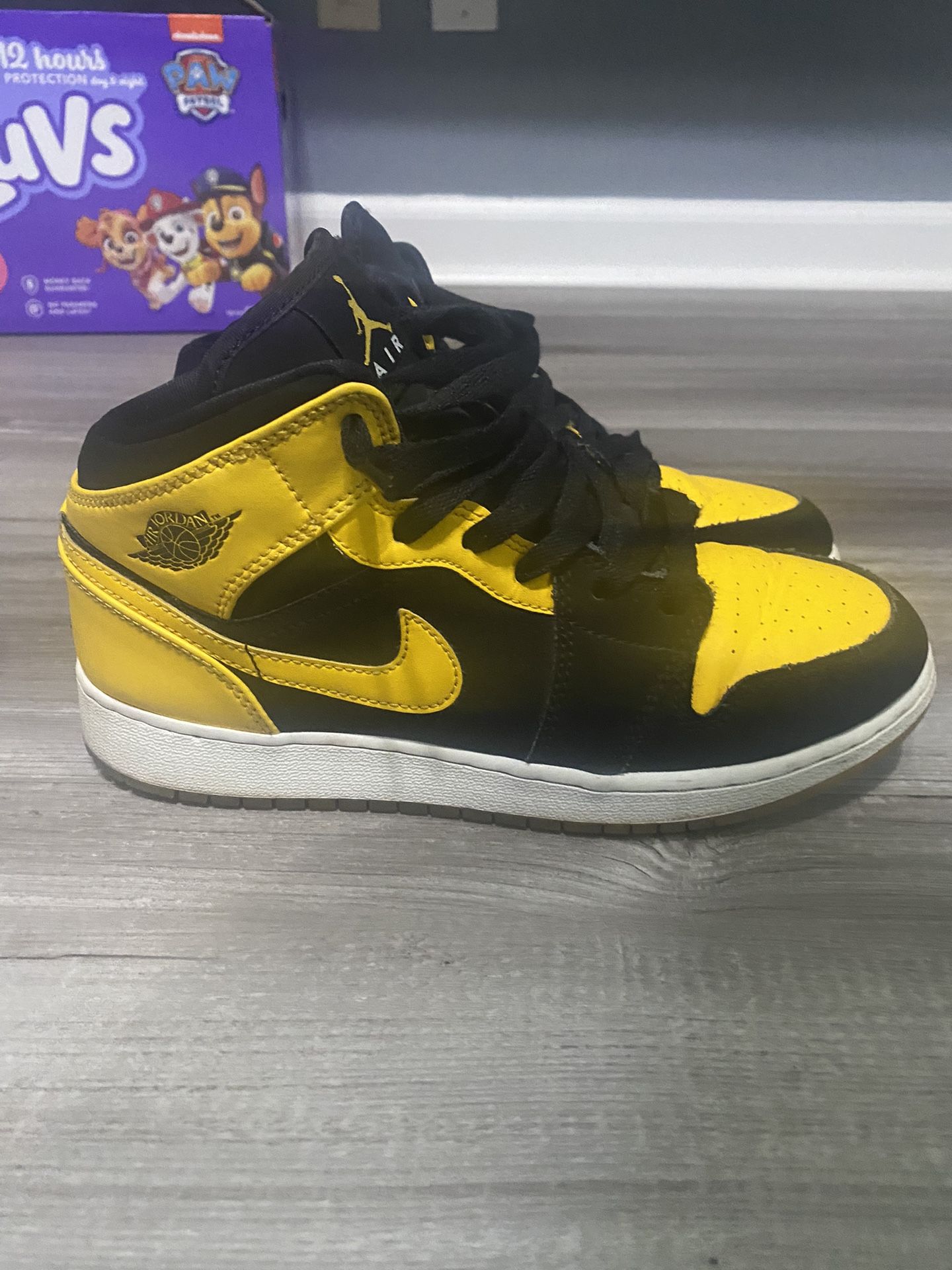 Air Jordan 1 Retro Mid 'New Love' 2017