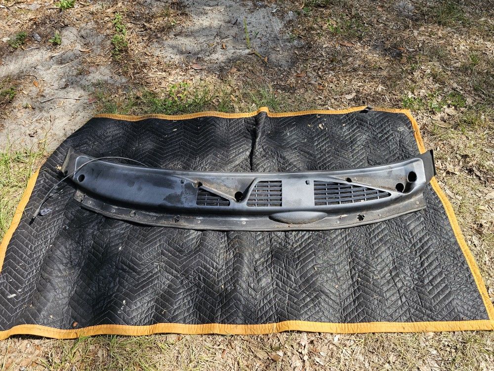 Windshield Washer Grill 04 Trailblazer