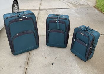 3-Piece Luggage Set – Rolling Suitcases (Great Condition)