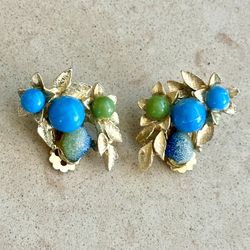 6 different pair of vintage earrings - some clip on