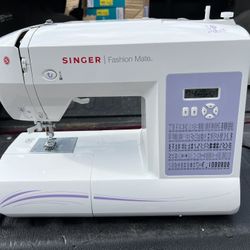 Singer Mate Sewing Machine