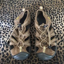 Boys size 1 KEEN sandals excellent condition