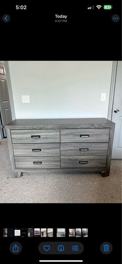 Like New Pristine Condition! Modern wood grain Queen Bedroom Set