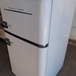 RETRO MAJIC CHEF MINI FRIDGE LIKE NEW ONLY USED FEW MONTHS WORKS EXCELLENT 