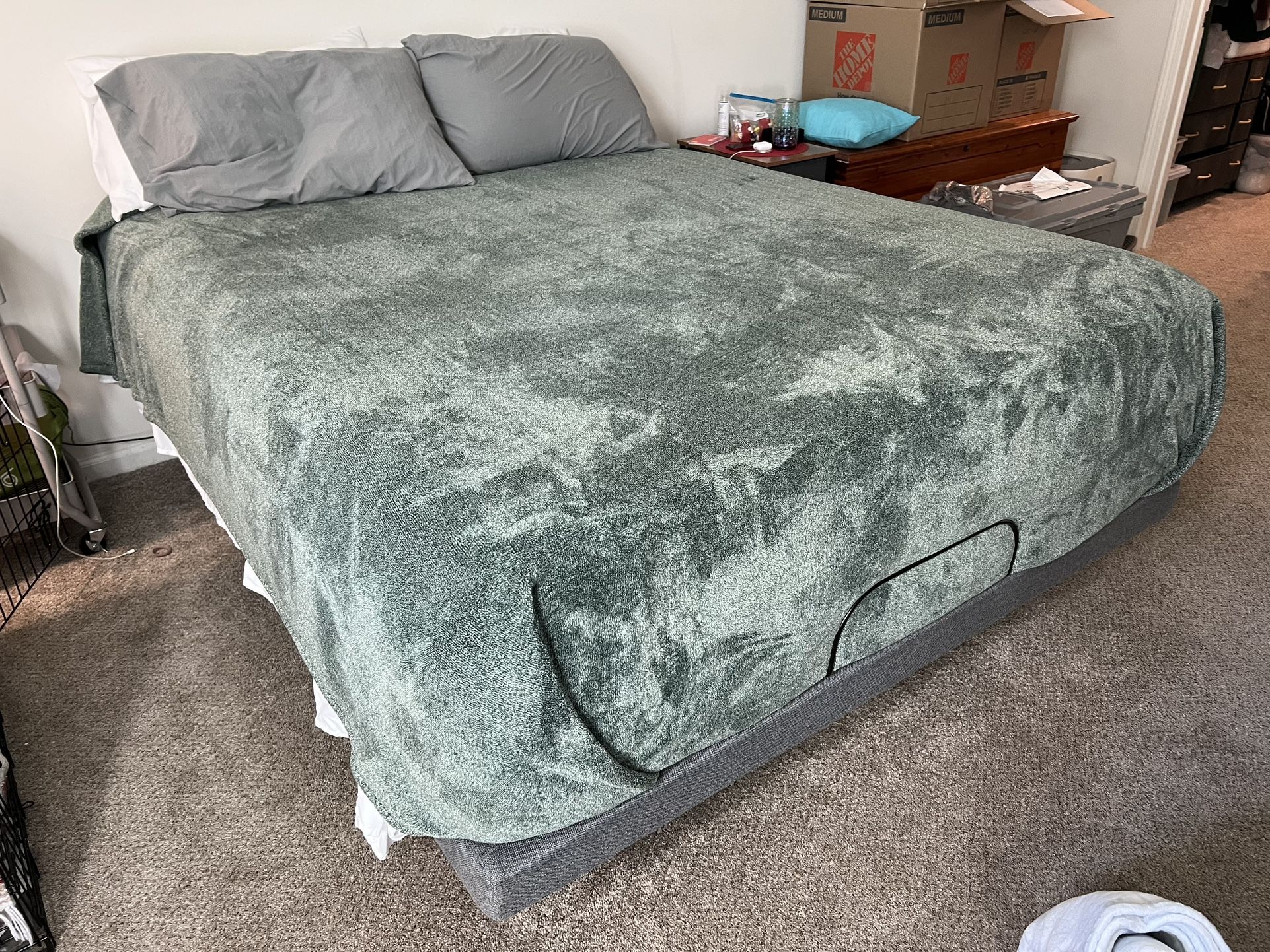 QUEEN: bcp Adjustable Bed Frame & Ghostbed