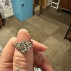 1 Carat Pear Shaped Diamond Ring 