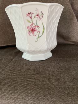 Belleek Country Trellis Rhubrum Lily Cache Pot
