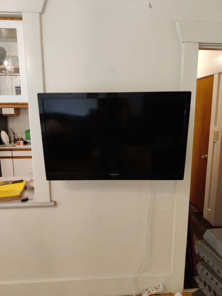 Magnavox 38" TV w/ Wall Mount