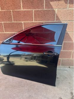 DRIVER SIDE FRONT DOOR 2015-2017 TOYOTA CAMRY (BLACK COLOR) WITH HINGES.