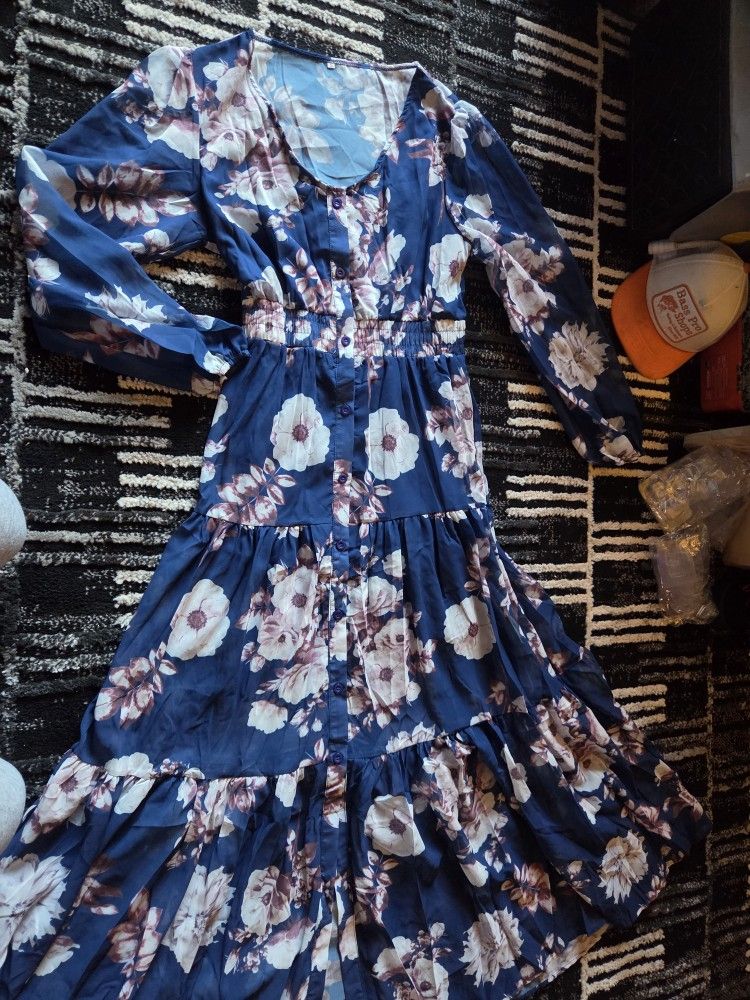 Beautiful Long Sleeve Size Small Floral Flowy button down Dress