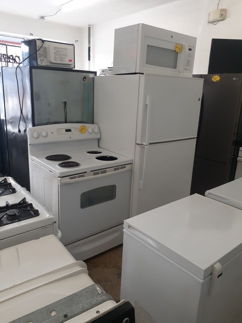 GE Fridge Stove Microwave Nice All White