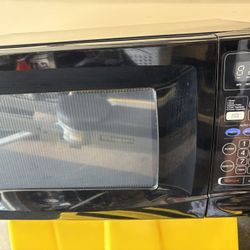 Magic chef 1000w  1 Cu Counter Top Microwave Very Clean A Rarely Used