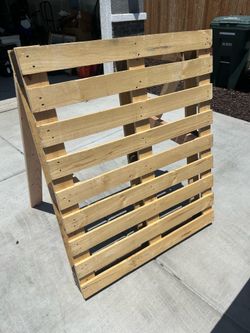 Pallet Stand used for photo display
