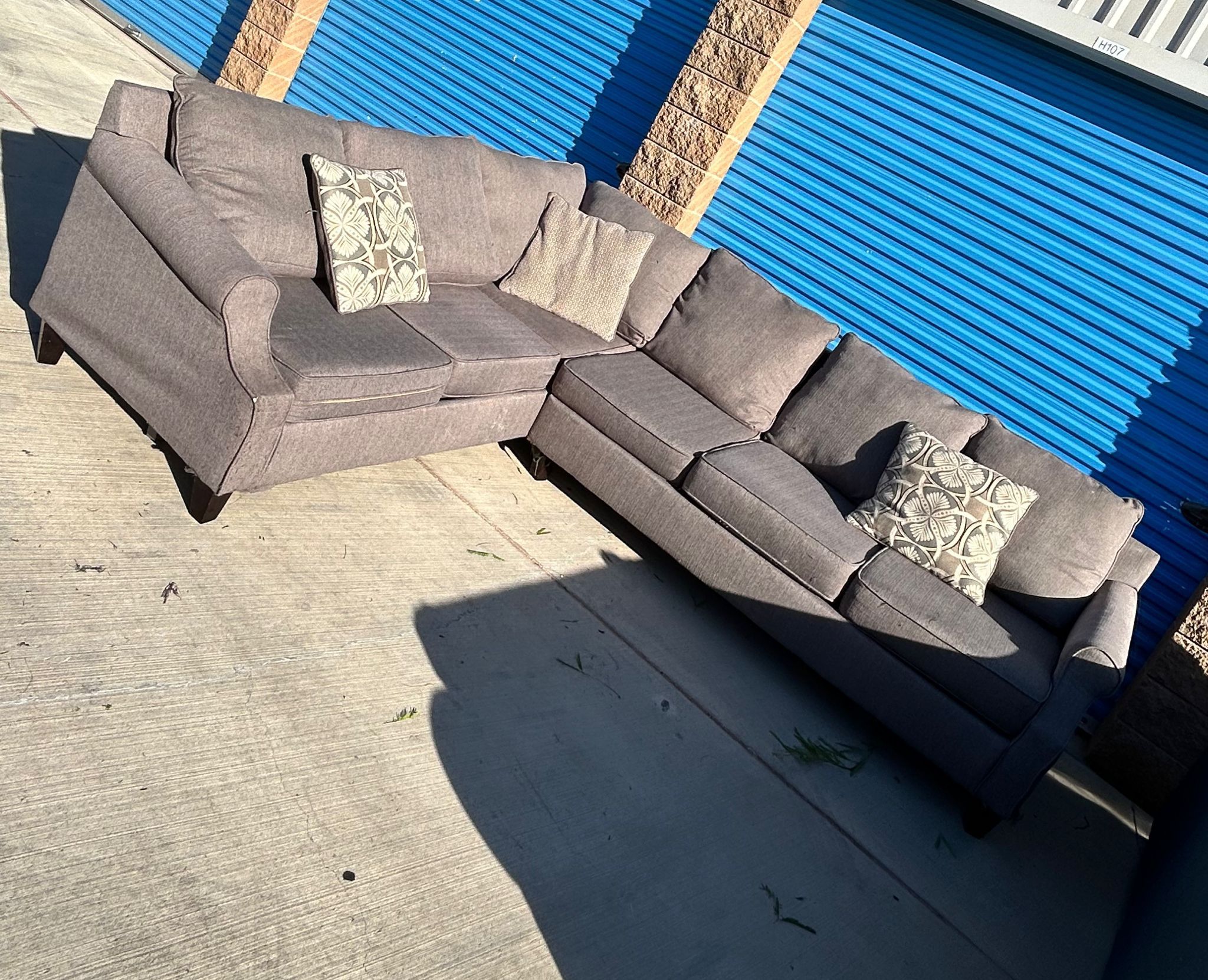 Couch L