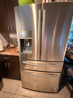 Samsung 23 cubic-foot, counter-depth, 4-door French door refrigerator