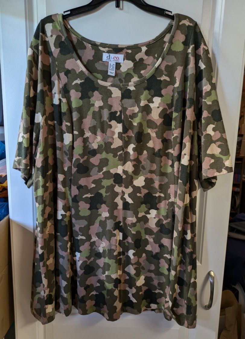 Women's D & Co Green Camouflage Short Sleeve Top