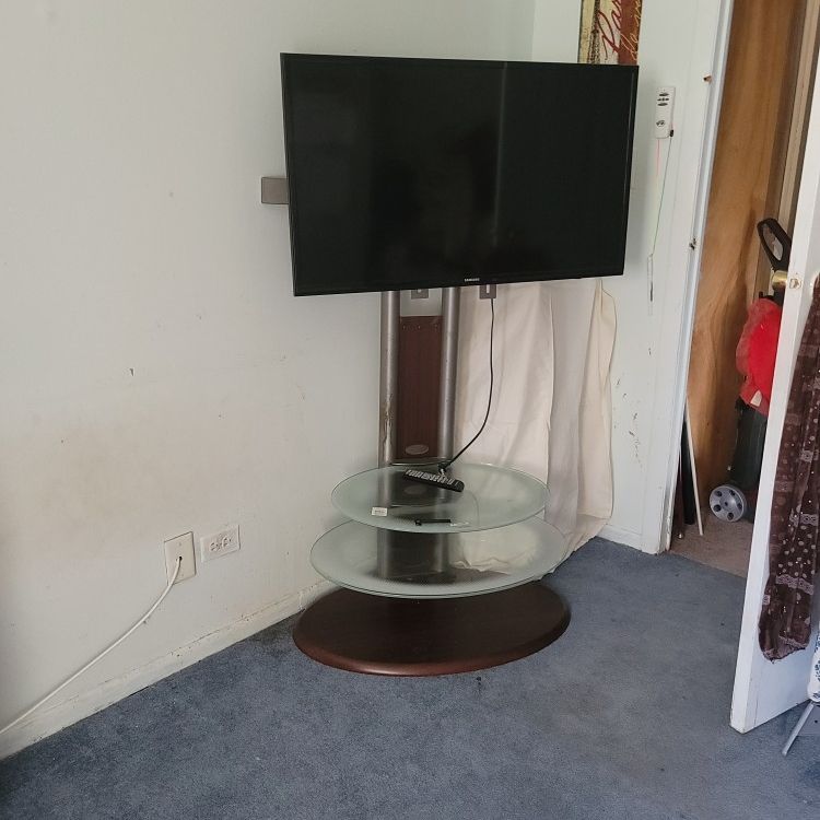 Samsung TV 40" With Remote