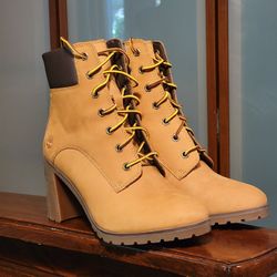 Lightly Pre-Owned, Like New, Women's Allington Lace-Up 6-Inch Boot