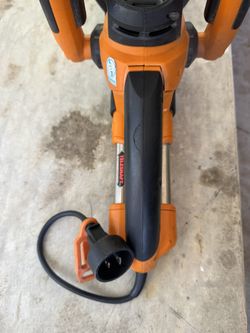 Worx electric plug in 22" cut hedge trimmer in good condition, handle extends.